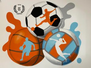 zdjęcie przedstawia mural - trzy piłki biała, pomarańczowa o niebiesko-pomarańczowa z zawodnikami którzy grają w piłkę siatkową, nożną i koszykową.