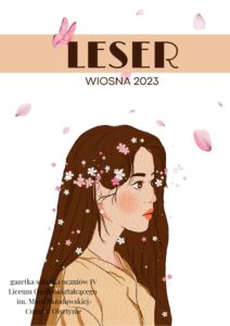 Okładka marcowego wydania gazetki szkolnej leser, kwiaty i płatki unoszą się. Na środku kobieta z długimi włosami ubrana w koszulę.