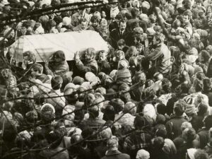 Trumna Marcina Antonowicza niesiona w trakcie pogrzebu przez uczestników; tłumy Olsztyniaków; zdjęcie czarno-białe