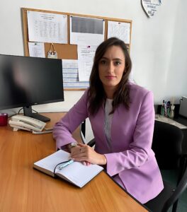 Wicedyrektor ZSO Nr 2 w Olsztynie Anna Sosnowska, zdjęcie w gabinecie, z tle komputer i tablica ścienna