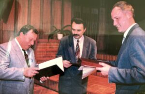 Zdjęcie przedstawia trzech byłych dyrektorów IV LO: od lewej: Piotr Tarlecka, Leszek Gnatowski i Lech Przybylski