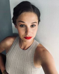 zdjęcie absolwentki IV LO kobieta ciemne włosy czerwone usta