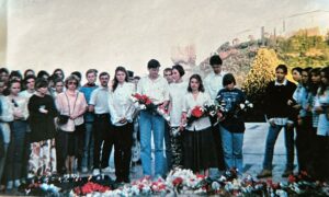 uczniowie IV LO na wycieczce w Rzymie składają kwiaty na cmentarzu Monte Cassino zdjęcie z 1995 r.