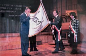 Dyrektor Lecg Przybylski odbiera sztandar od Rady Rodziców IV LO