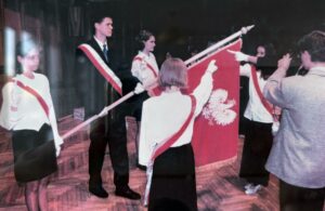 ślubowanie uczniów wobec sztandaru IV LO 4 uczennice i jeden uczeń