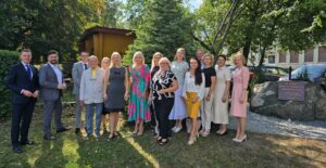 Zdjęcie przedstawia członków Kapituły Stypendium im. Marcina Antonowicza z dnia 2.09.2024 r. W prawej części zdjęcia widoczna tablica pamiątkowa "Ku pamięci Marcina Antonowicza"