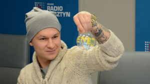 Jakub Czaplejewicz w studio Radia Olsztyn 