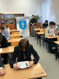 I edycja Konkursy Wiedzy o PRL w IV Liceum Ogólnokształcącym im. Marii Skłodowskiej-Curie w Olsztynie. Na zdjęciu uczniowie wraz z opiekunem konkursu Panią Edytą Kamińską.