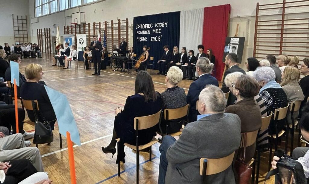 Zdjęcie przedstawia uczestników akademii z okazji Dnia Pamięci Ofiar Stanu Wojennego w Polsce. 
IV LO 