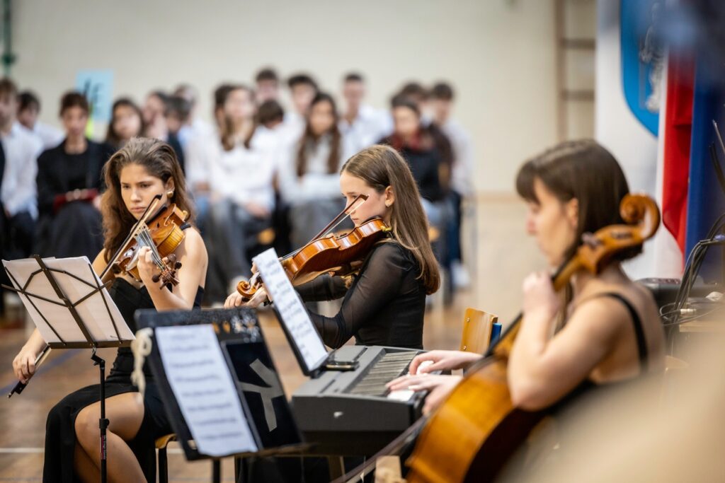 Koncert w trakcie akademii z okazji Dnia Pamięci Ofiar Stanu Wojennego w Polsce uczennic IV Liceum.