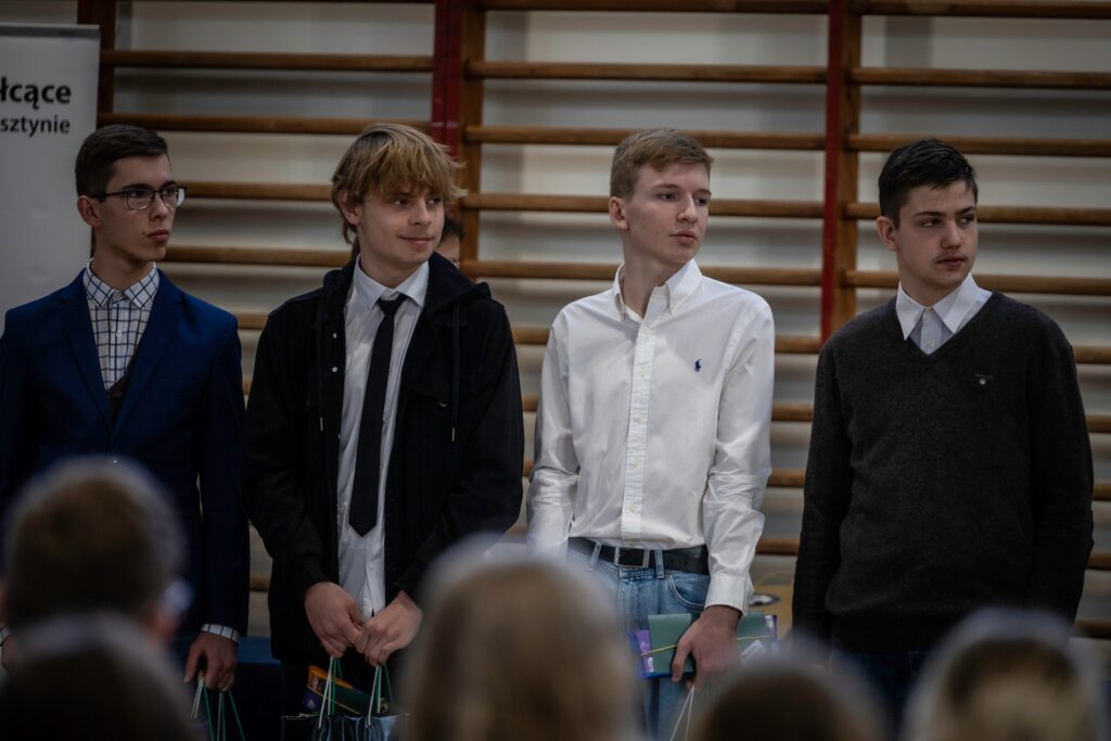 Laureaci Konkursu Wiedzy o PRL obierają nagrody w trakcie akademii w IV LO: I MIEJSCE Krzysztof Bielec Uczeń Uniwersyteckiego XII Liceum Ogólnokształcącego im. Marii i Georga Dietrichów w Olsztynie II MIEJSCE Bartosz Sobierajski Uczeń II LO im. Konstantego Ildefonsa Gałczyńskiego w Olsztynie III MIEJSCE Tymon Tsynkel Uczeń I LO im. Adama Mickiewicza w Olsztynie WYRÓŻNIENIE Dariusz Fedyniak Uczeń Zespół Szkół Elektronicznych i Telekomunikacyjnych w Olsztynie