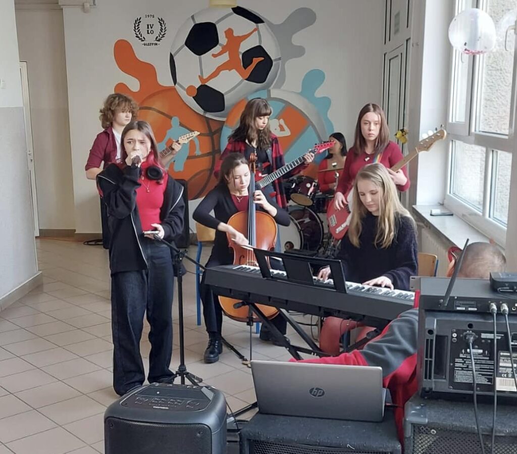 Zespół muzyczny w IV LO w trakcie występu z okazji walentynek 14.02.2025 r.