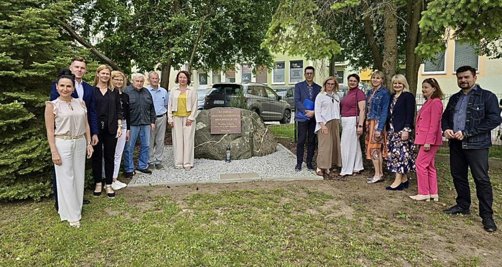 Członkowie Kapituły Stypendium im. M. Antonowicza przy pamiątkowej tablicy poświęconej absolwentowi IV LO M. Antonowiczowi.