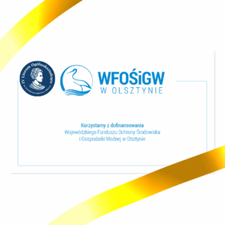 Logo Wojewódzkiego Funduszu Ochrony Środowiska i Gospodarki Wodnej z niebieskimi elementami. W środku logo znajduje się graficzne przedstawienie bociana. Napis korzystamy z dofinansowania Wojewódzkiego Funduszu Ochrony Środowiska i Gospodarki Wodnej w Olsztynie. Obok loga Wojewódzkiego Funduszu Ochrony Środowiska i Gospodarki Wodnej znajduje się logo IV Liceum Ogólnokształcącego im. Marii Skłodowskich-Curie w Olsztynie