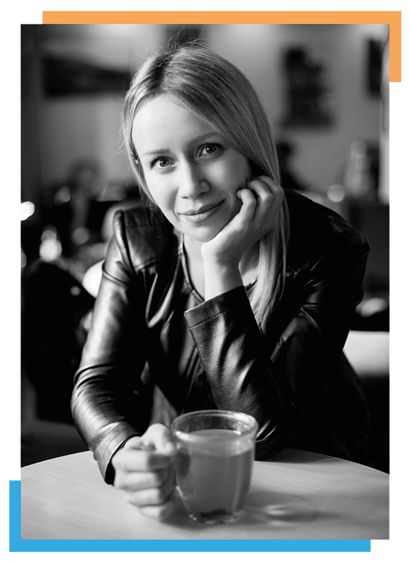 Monika Lipczyńska zdjęcie czarno-białe, Monika ze szklanym kubkiem herbaty