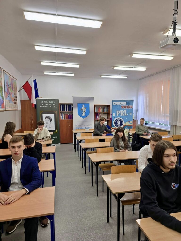 Uczestnicy drugiej edycji olsztyńskiego Konkursu Wiedzy o PRL-u w IV Liceum. Olsztyn, 2 grudnia 2025.