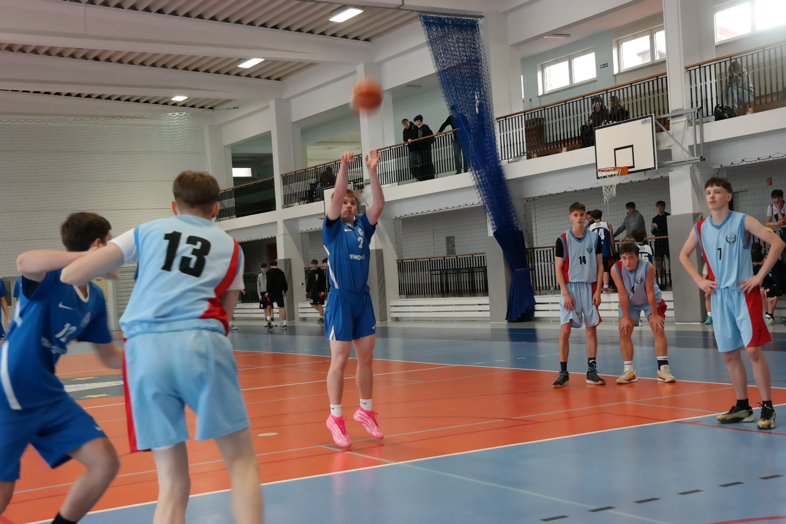 Rzut do kosza w wykonaniu uczestnika turnieju.