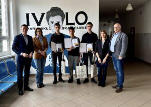 Nagrodzeni laureaci XI Warmińsko-Mazurskich Zespołowych Zawodów Programistycznych, którzy zwyciężyli na Wydziale Matematyki i Informatyki Uniwersytetu Warmińsko-Mazurskiego, 12 lutego 2026 r. 